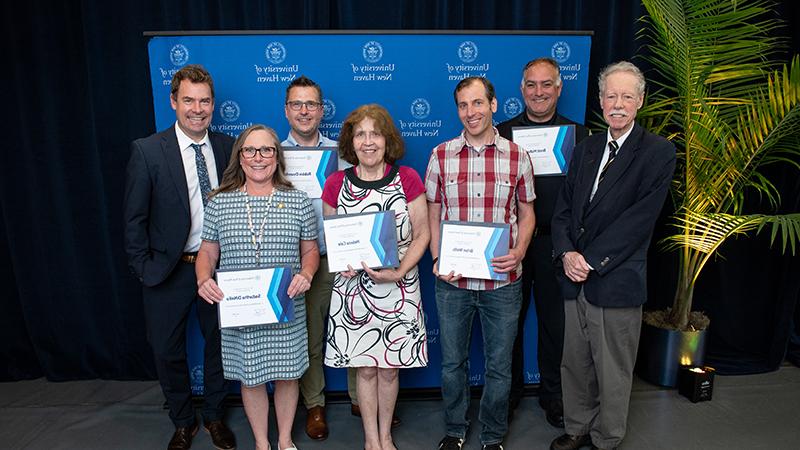 (L-R) Philip H. Bartels ’11 Hon., Brett Mahoney, Brian Wells, 海伦娜·科尔，罗比·奥森福特, Sadartha DiNello, Jens Frederiksen博士.D.